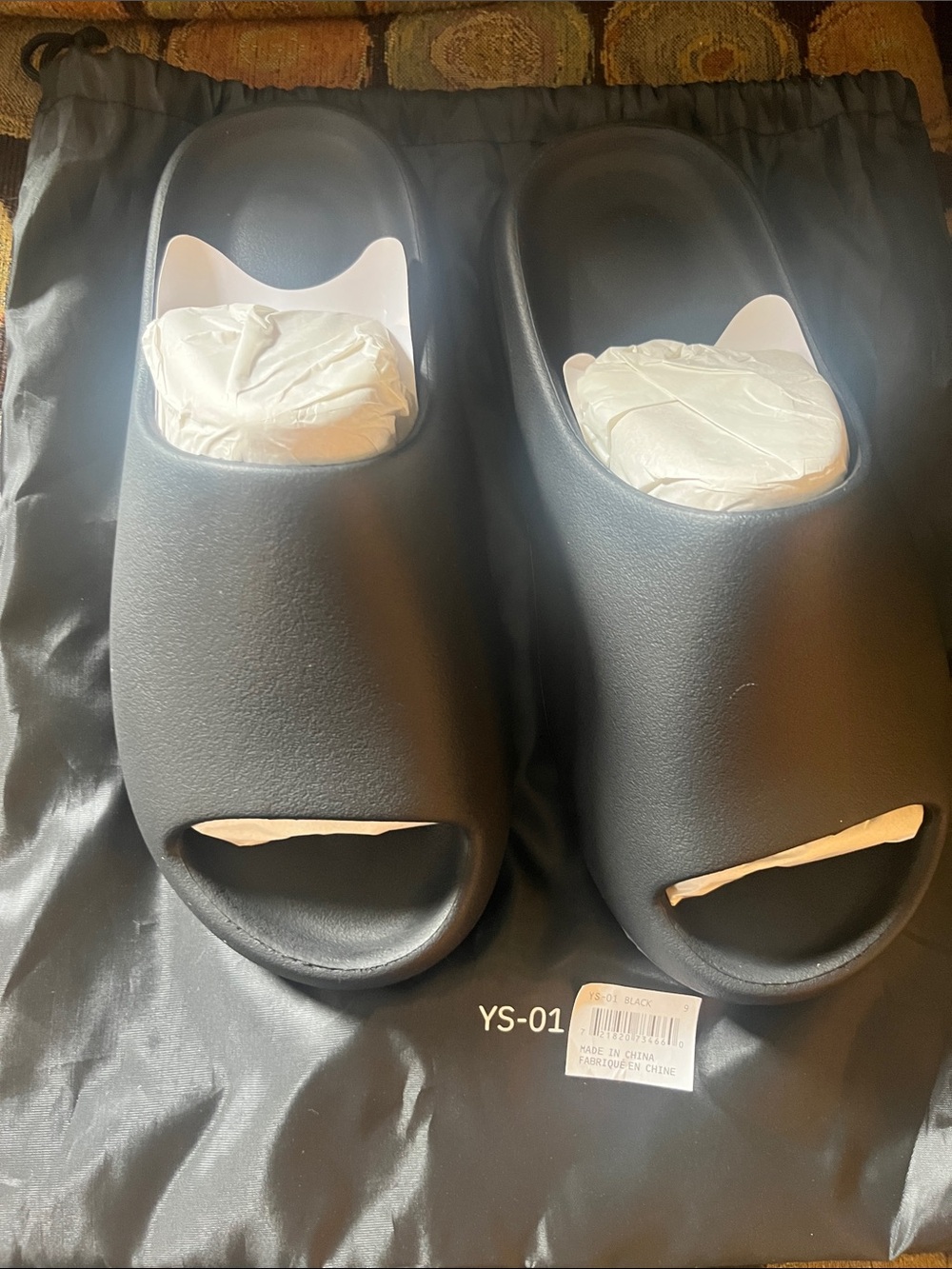 YZY-001 Yeezy slides Black size9